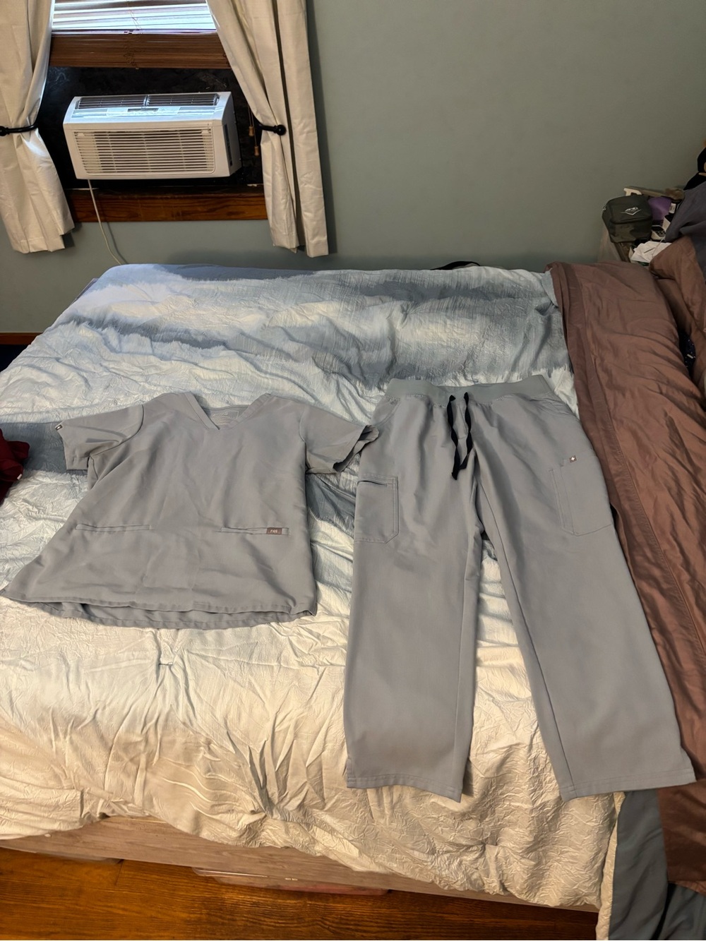 Figs Women's Straight Leg Scrub Set in Light Gray